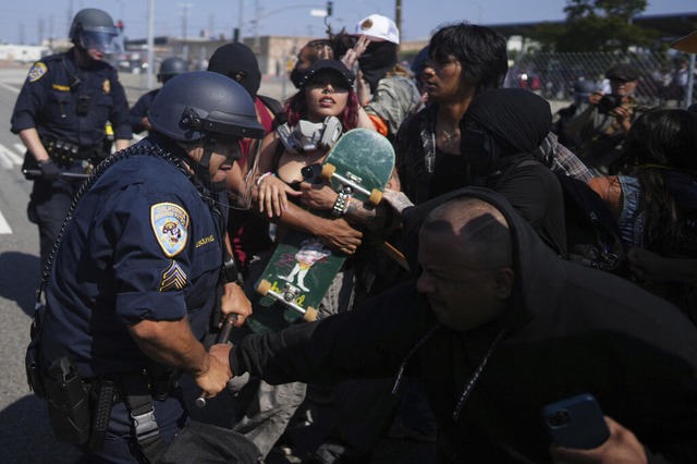 Beamte der California Highway Patrol geraten mit Protestlern aneinander.  | Foto: Eric Thayer (dpa)