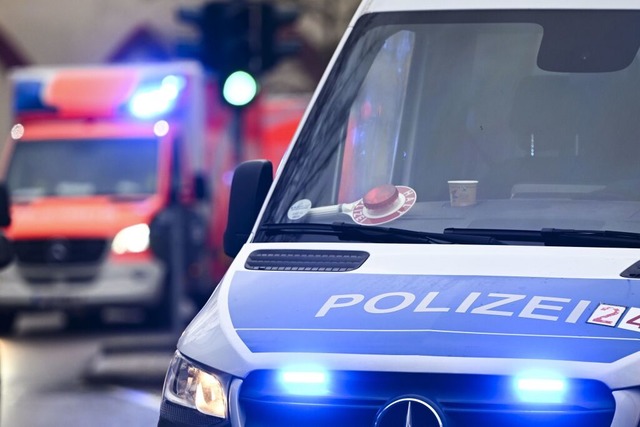 Polizei und Rettungsdienst waren am Sa... in Neuenburg im Einsatz. (Symbolfoto) | Foto: Jens Kalaene (dpa) Polizei und Rettungsdienst waren am Sa... in Neuenburg im Einsatz. (Symbolfoto) | Foto: Jens Kalaene (dpa)