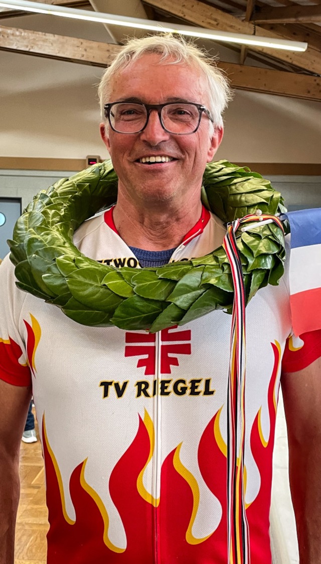 Raphael Maurath im Radlertrikot nach s...ecke von Riegel bis Champhol geradelt. | Foto: Hans-Jürgen Truöl Raphael Maurath im Radlertrikot nach s...ecke von Riegel bis Champhol geradelt. | Foto: Hans-Jürgen Truöl