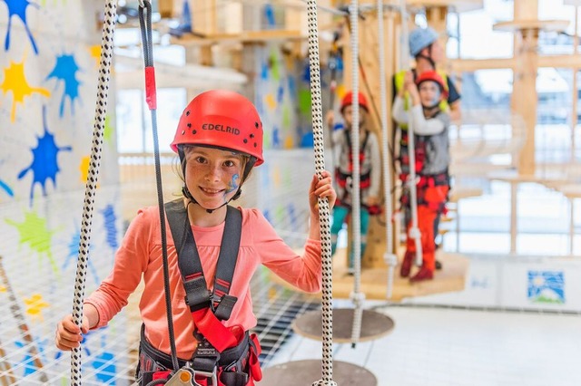 Im Indoor Hochseilpark kann man seine Kletterkünste unter Beweis stellen. | Foto: Ronny Kiaulehn Im Indoor Hochseilpark kann man seine Kletterkünste unter Beweis stellen. | Foto: Ronny Kiaulehn