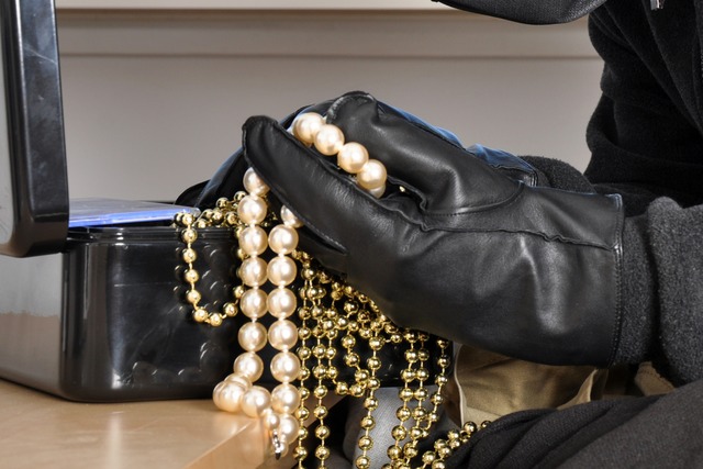 Aus dem Bad einer Seniorin klaute ein ...nntag wertvollen Schmuck (Symbolfoto). | Foto: Dan Race (stock.adobe.com) Aus dem Bad einer Seniorin klaute ein ...nntag wertvollen Schmuck (Symbolfoto). | Foto: Dan Race (stock.adobe.com)