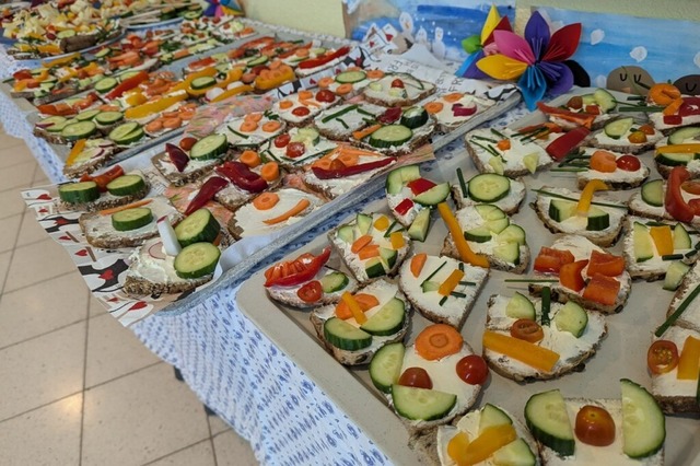Zum Abschluss der Projektwoche gab es ...eßen und weiteren gesunden Leckereien. | Foto: Meret-Oppenheimer-Schulzentrum Zum Abschluss der Projektwoche gab es ...eßen und weiteren gesunden Leckereien. | Foto: Meret-Oppenheimer-Schulzentrum