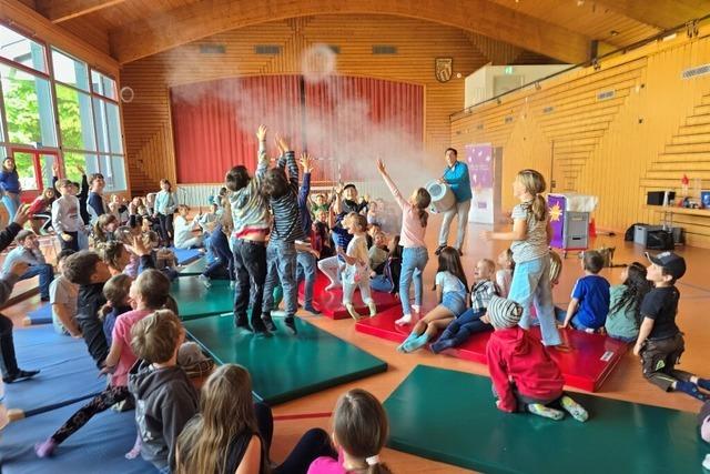 Chris Blessing weckt  mit Raketen und Luftballons bei Kindern die Lust auf Physik