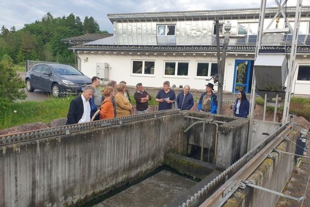 Brgermeister Josef Matt, Gemeinderte und Brger informieren sich ber die Klranlage in Rtenbach