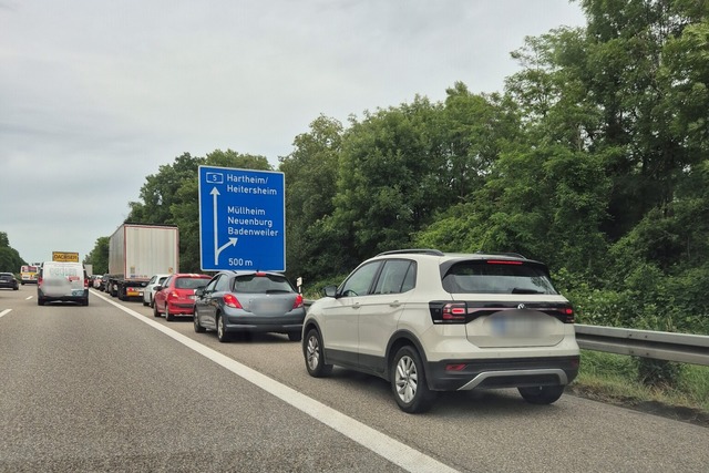 Ein derzeit gewohntes Bild: Autos und ...bis weit auf den Standstreifen ziehen. | Foto: Hannes Selz Ein derzeit gewohntes Bild: Autos und ...bis weit auf den Standstreifen ziehen. | Foto: Hannes Selz