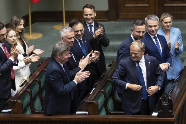 Donald Tusk, vorne rechts, freut sich über die gewonnene Vertrauensabstimmung. | Foto: Uncredited (dpa) Donald Tusk, vorne rechts, freut sich über die gewonnene Vertrauensabstimmung. | Foto: Uncredited (dpa)