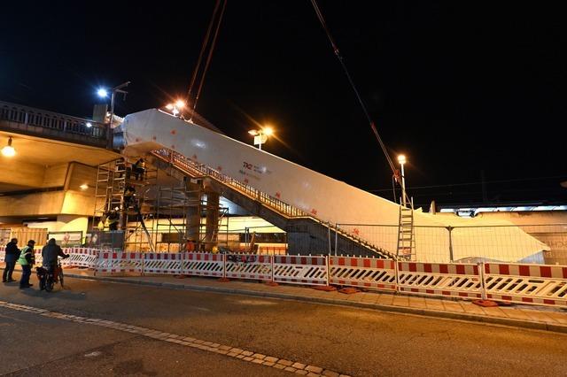 Die neue Rolltreppe am Freiburger Hauptbahnhof wird eingehoben