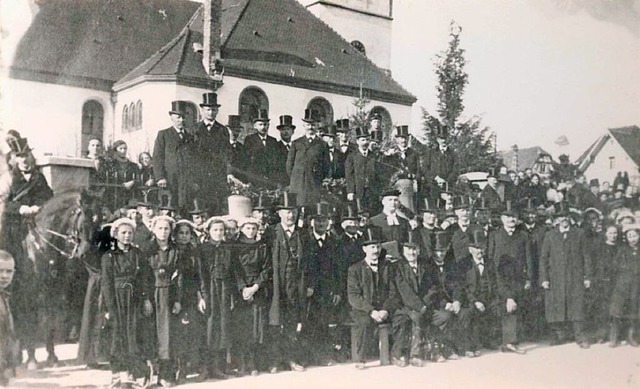 <BZ-FotoAnlauf>Gruppenbild </BZ-FotoAn...ch auf dem Kirchplatz zum Gruppenbild.  | Foto: Repro: Ekkehard Klem