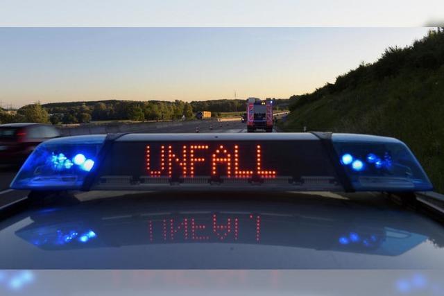 Auto fährt über den Fuß eines Mannes, der in Bad Säckingen die Straße überqueren wollte
