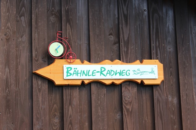 Ein Hinweisschild auf den Bähnleradweg...ng Juni Unbekannte eingebrochen haben. | Foto: Christa Maier Ein Hinweisschild auf den Bähnleradweg...ng Juni Unbekannte eingebrochen haben. | Foto: Christa Maier