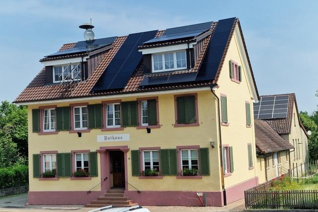 Auf Schallbachs Rathaus thront nun eine Photovoltaikanlage und versorgt die Gemeinde mit Energie