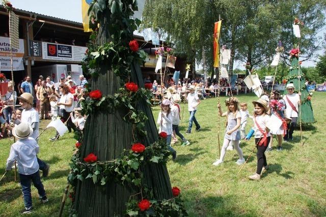 Wenn in Weisweil die Pfingsthopper und Pfingsths durch den Ort ziehen