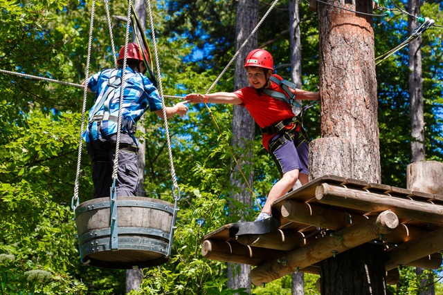 Balancieren in luftiger Höhe: Die Einw...mmte der Schaffung eines Seilparks zu. | Foto: Florian Wieser Balancieren in luftiger Höhe: Die Einw...mmte der Schaffung eines Seilparks zu. | Foto: Florian Wieser