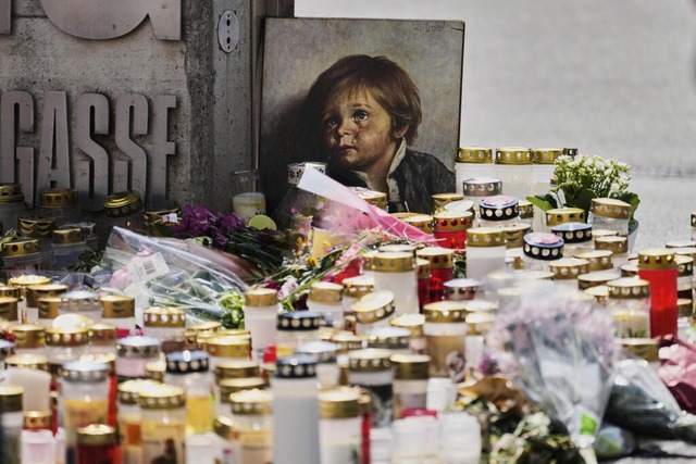 Am Eingang der Schule in Graz wurden zahlreiche Kerzen und Blumen aufgestellt. | Foto: Darko Bandic (dpa) Am Eingang der Schule in Graz wurden zahlreiche Kerzen und Blumen aufgestellt. | Foto: Darko Bandic (dpa)