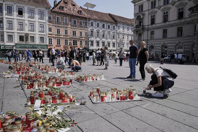 Menschen gedenken der Opfer in Graz. | Foto: Darko Bandic (dpa) Menschen gedenken der Opfer in Graz. | Foto: Darko Bandic (dpa)