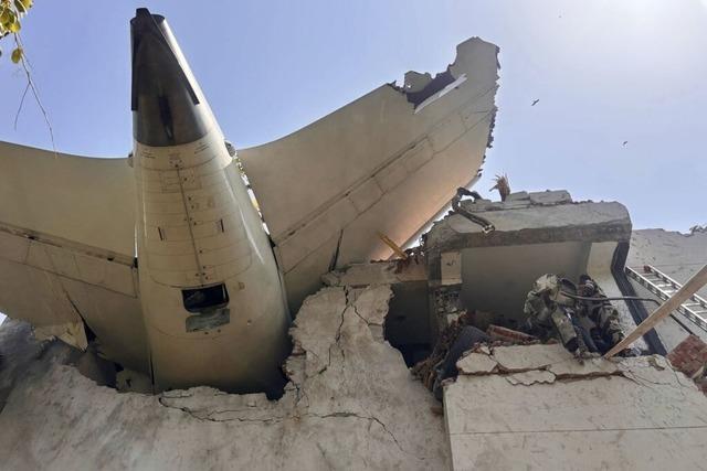 Flugzeug mit 242 Menschen an Bord stürzt über Indien in Wohngebiet ab