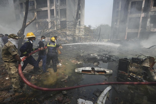 Feuerwehrleute an der Absturzstelle in Ahmedabad | Foto: Ajit Solanki (dpa) Feuerwehrleute an der Absturzstelle in Ahmedabad | Foto: Ajit Solanki (dpa)
