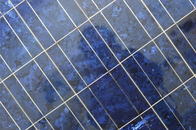 Im Kanton Basel-Land entsteht ein kilometerlanger Solarzaun entlang einer Tramlinie