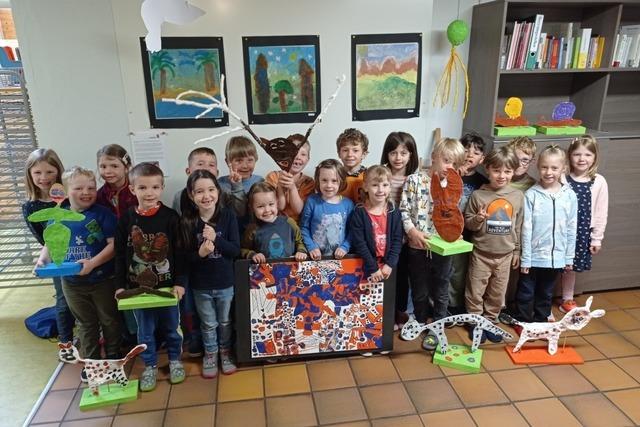 Kinder erleben Kunstabenteuer in Steinen und schaffen Mosaik