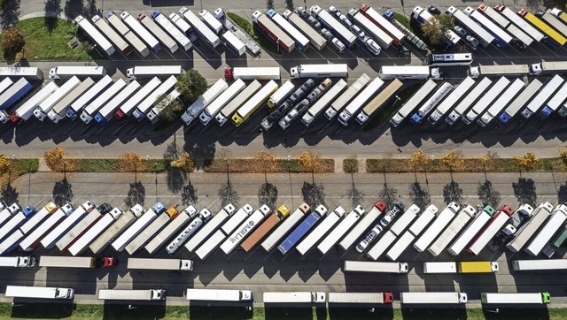 Auf den Rastplätzen entlang den Autoba...Mangel an entsprechenden Stellplätzen. | Foto: IMAGO Arnulf Hettrich Auf den Rastplätzen entlang den Autoba...Mangel an entsprechenden Stellplätzen. | Foto: IMAGO Arnulf Hettrich