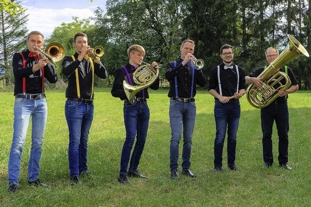 Die Blasmusikkapelle „Heilig’s Blechle“ spielt im Storchenturm in Teningen