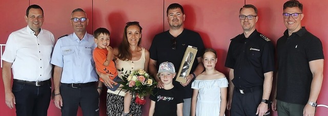 Dank ihres couragierten Einsatzes eine...etzt bei der Familie für den Einsatz. | Foto: Freiwillige Feuerwehr Oberkirch Dank ihres couragierten Einsatzes eine...etzt bei der Familie für den Einsatz. | Foto: Freiwillige Feuerwehr Oberkirch