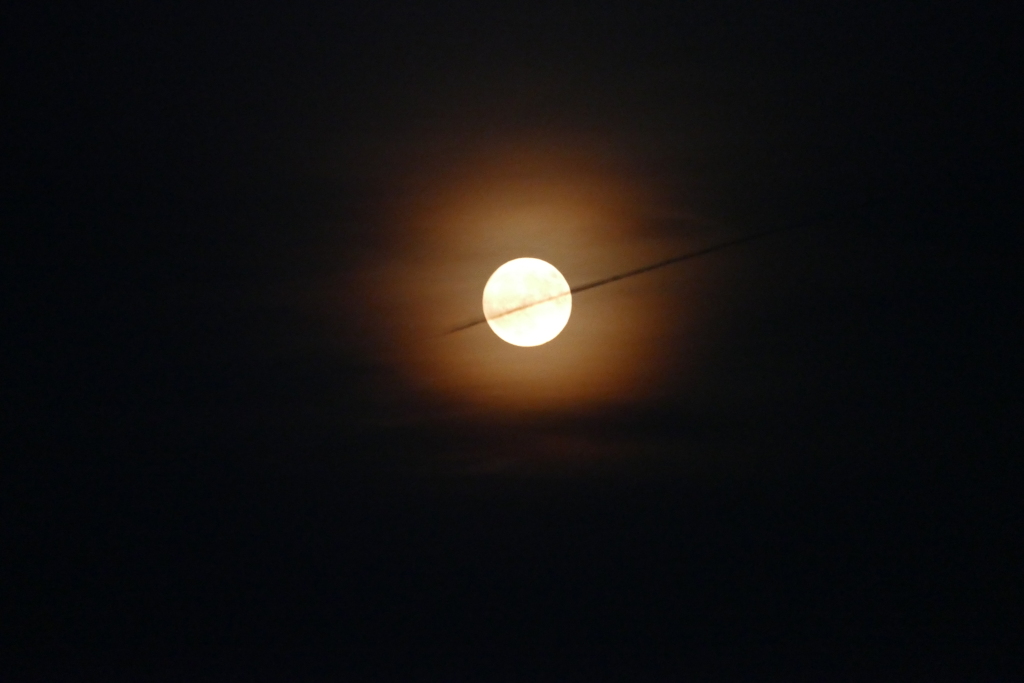 Dieses Foto vom Erdbeermond hat Helge Friedlein am Dienstag gegen 22.30 Uhr aufgenommen.