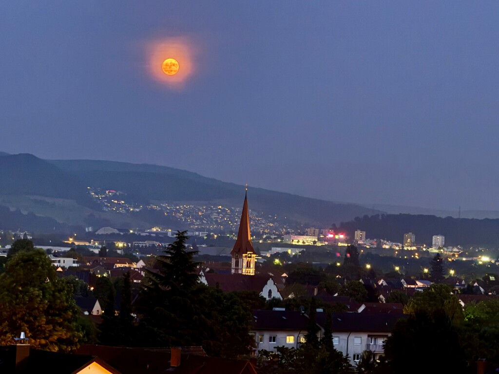 Erdbeermond aus der Sicht von Ulrike Ebi-Kuhn. Aufgenommen hat sie das Foto in Grenzach-Wyhlen am Dienstagabend um Viertel nach zehn.