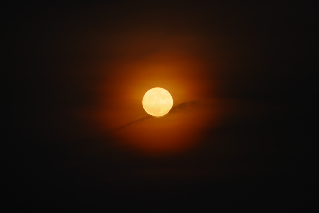 Dieses Foto vom Erdbeermond hat Helge Friedlein am Dienstag gegen 22.30 Uhr aufgenommen.