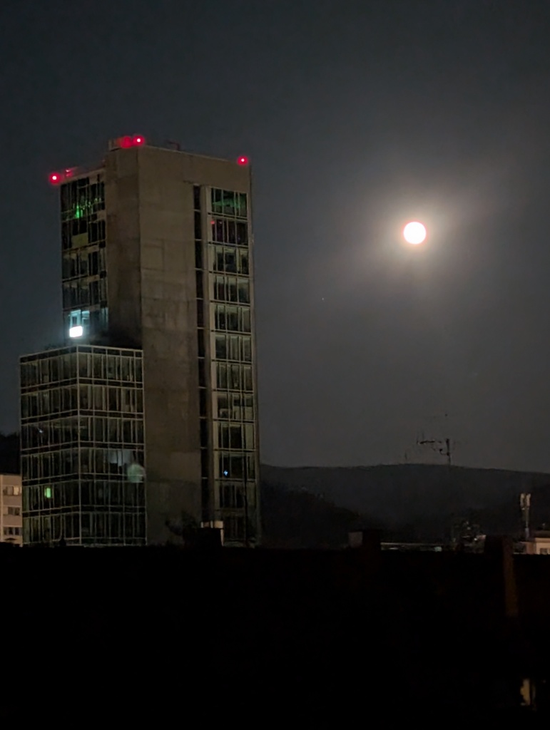Blick auf den Erdbeermond in Richtung des Freiburger Hauptbahnhofs. Foto von Henning Schmidtpott, aufgenommen in der Nacht von Mittwoch auf Donnerstag um halb eins