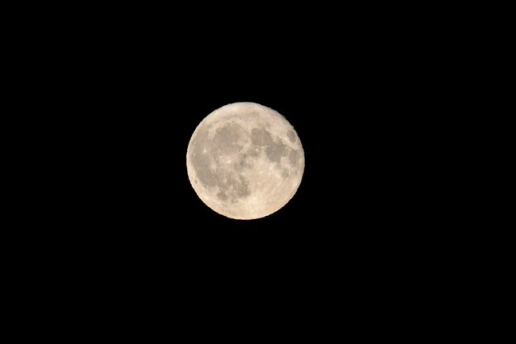 In Offenburg sei der Mond eher gelblich als erdbeerfarben gewesen, schreibt Gunther Bieser zu seinem Foto, das er Mittwochnacht um 0.38 Uhr aufgenommen hat.