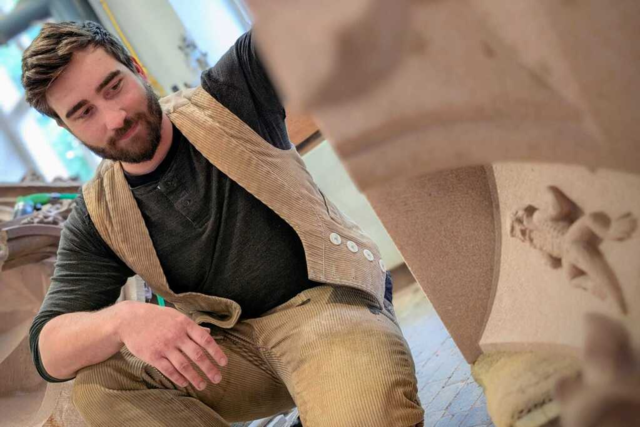 Ein Steinmetz verewigt sich am Freiburger Münster mit einer Echse - und trotzt dem Denkmalschutz