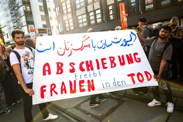 In Bremen wurde gegen die Abschiebepolitik demonstriert. | Foto: Sina Schuldt (dpa) In Bremen wurde gegen die Abschiebepolitik demonstriert. | Foto: Sina Schuldt (dpa)