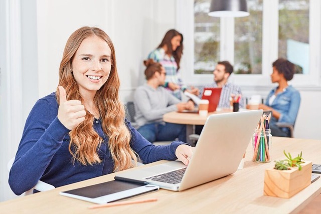 Gleich nach dem Schulabschluss mit einer Ausbildung durchstarten.  | Foto: Robert Kneschke (stock.adobe.com)