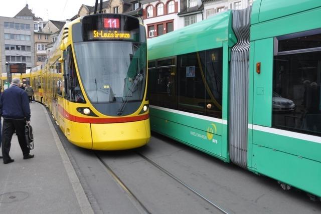 Der Zusammenstoß zwischen einem Pkw und einer Straßenbahn in Basel-Stadt legt den Verkehr lahm