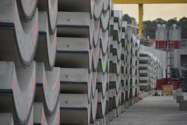 Zu einem Tübbingwerk neben der Offenburger Tunnelbaustelle hat die BI Bahntrasse eine andere Meinung