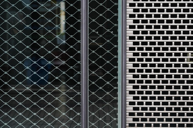 Gitter hängen an der Schaufensterfront eines leeren Geschäfts in Heidelberg | Foto: Uwe Anspach (dpa) Gitter hängen an der Schaufensterfront eines leeren Geschäfts in Heidelberg | Foto: Uwe Anspach (dpa)