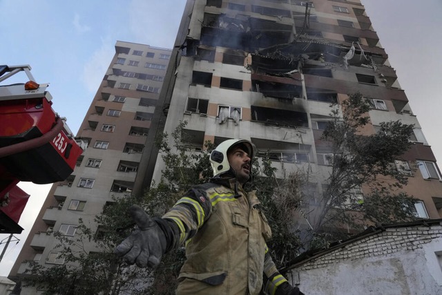 Ein Feuerwehrmann ist in Irans Hauptst...losion in einer Wohnanlage im Einsatz. | Foto: Vahid Salemi (dpa) Ein Feuerwehrmann ist in Irans Hauptst...losion in einer Wohnanlage im Einsatz. | Foto: Vahid Salemi (dpa)