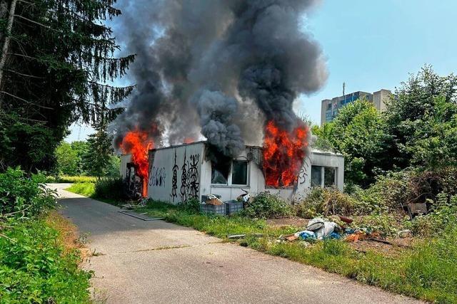 Feuerwehr löscht Vollbrand einer Baracke in Weil am Rhein