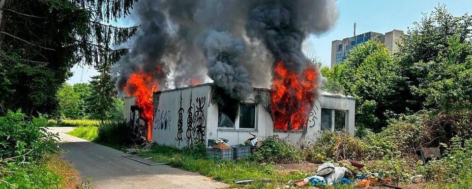 Feuerwehr löscht Vollbrand einer Baracke in Weil am Rhein