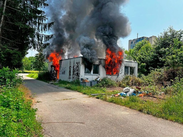Lichterloh brannte die Baracke an der Alten Strae  | Foto: Feuerwehr Weil am Rhein