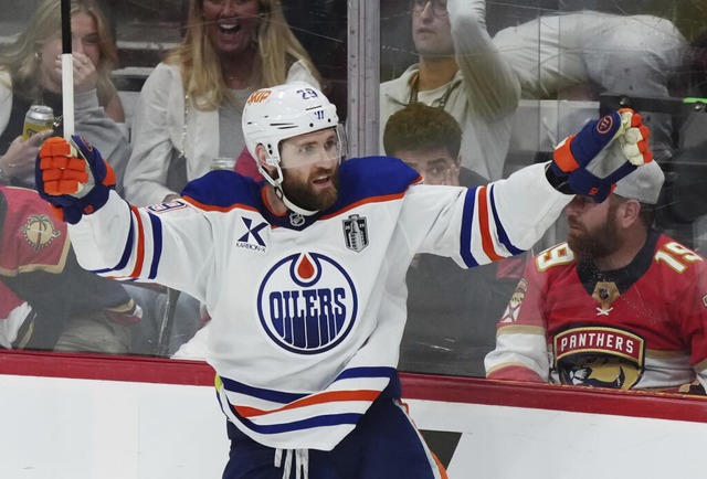 Leon Draisaitl feiert nach seinem Treffer den Sieg der Edmonton Oilers. | Foto: Nathan Denette/The Canadian Press/dpa Leon Draisaitl feiert nach seinem Treffer den Sieg der Edmonton Oilers. | Foto: Nathan Denette/The Canadian Press/dpa