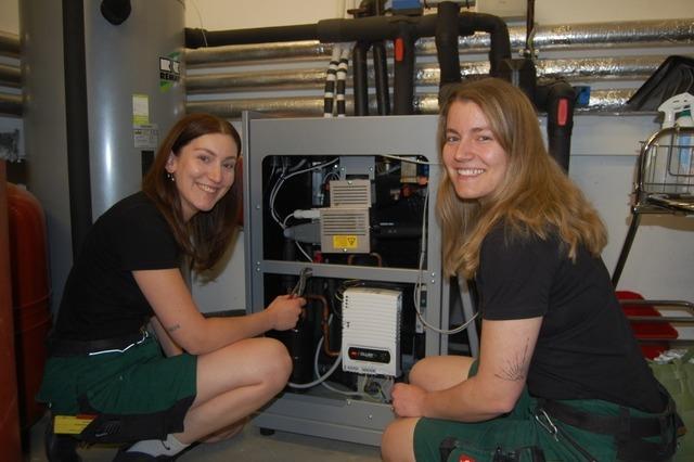 Das Schwesternpaar Selina und Alisa Pfütze behaupten  sich in der Männerwelt der Installateure