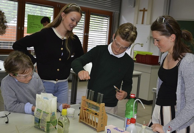 Unter anderem Chemieexperimente, die s...onnten, gab es am Kolleg St. Blasien. | Foto: Christiane Sahli Unter anderem Chemieexperimente, die s...onnten, gab es am Kolleg St. Blasien. | Foto: Christiane Sahli