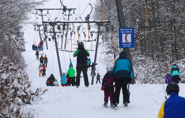 Wintersportler lassen sich von einem Skilift auf den Berg ziehen  | Foto: Thomas Warnack (dpa)