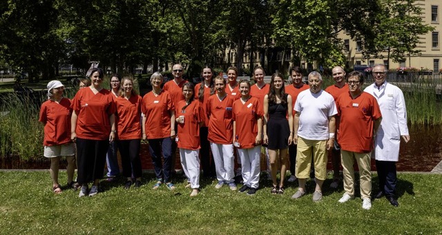 Gruppenbild mit Mitarbeitenden des Blu...uf regelmäßige Blutspenden angewiesen. | Foto: Maximo-Hans Musielik Gruppenbild mit Mitarbeitenden des Blu...uf regelmäßige Blutspenden angewiesen. | Foto: Maximo-Hans Musielik