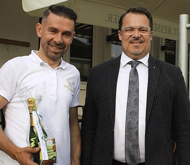 Restaurantbetreiber Adil Demiri mit Brgermeister Marcel Schneider  | Foto: Andreas Bhm