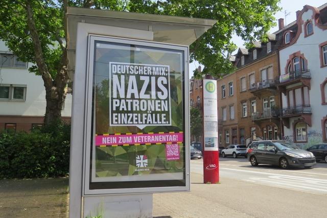 Kriegsgegner protestieren in Freiburg mit "Ad-Busting" gegen den Veteranentag