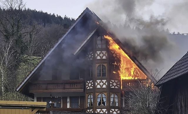 Der im zweiten Obergeschoss ausgebroch...rand hat das Haus unbewohnbar gemacht.  | Foto: Feuerwehr Elzach