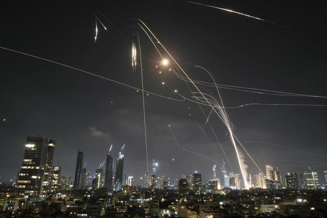 Newsblog: Iran: Hunderte Raketen auf Israel abgefeuert